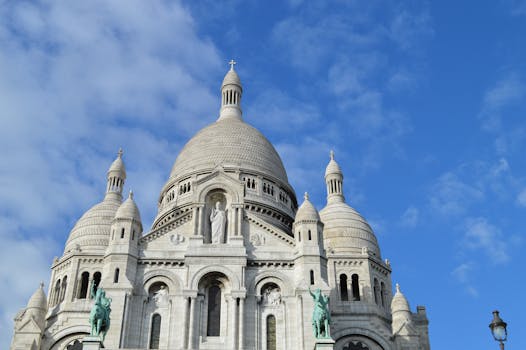 巴黎圣心大教堂的壮丽景色映衬在蔚蓝的天空下