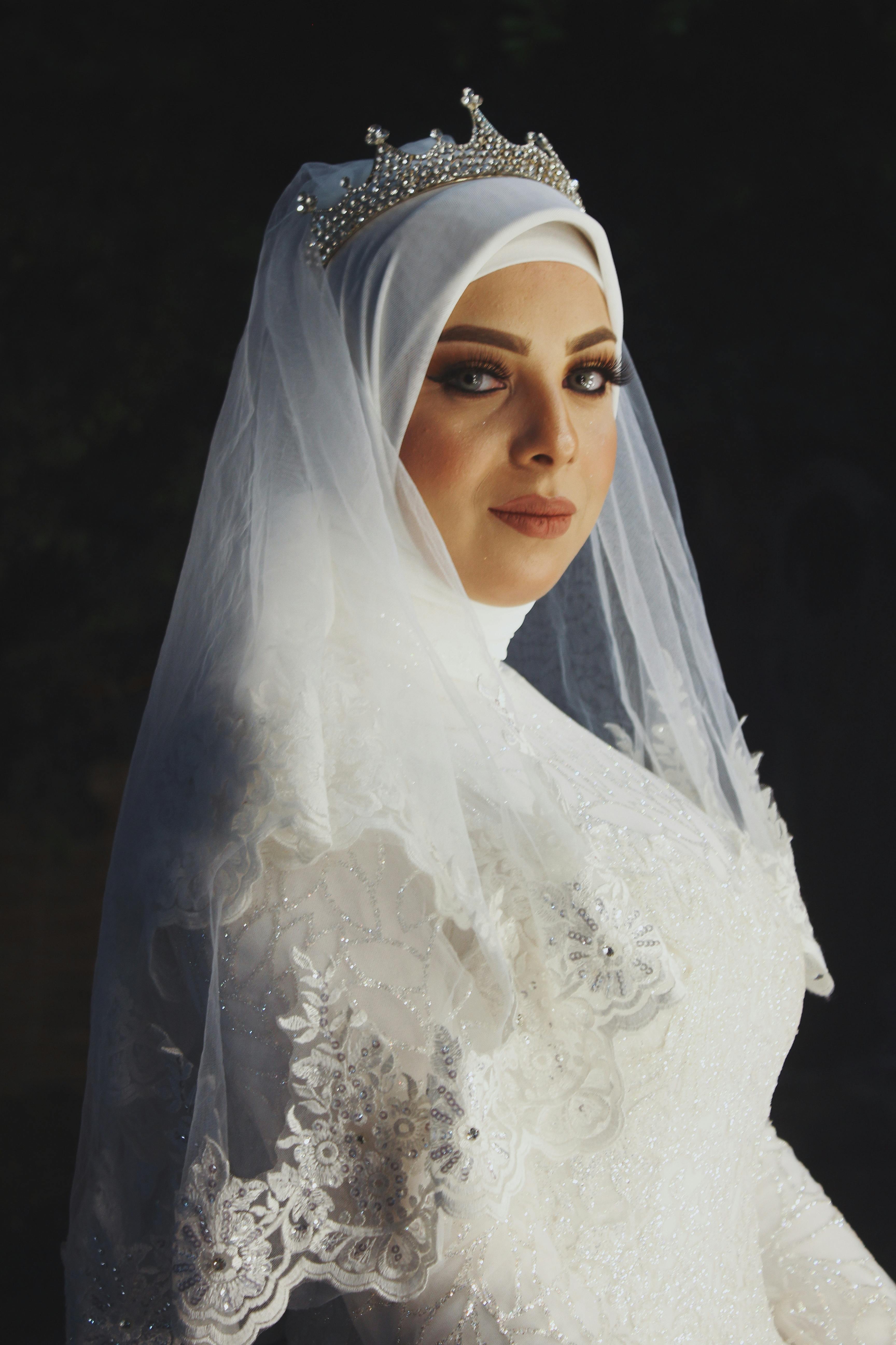 Arabic Vintage Muslim Wedding Dresses Long Sleeves High Collar Lace Beaded  Cathedral Train Customize Wedding Gowns With Veil Lebanese Wedding Dress  From Dresstop, $435.38 | DHgate.Com