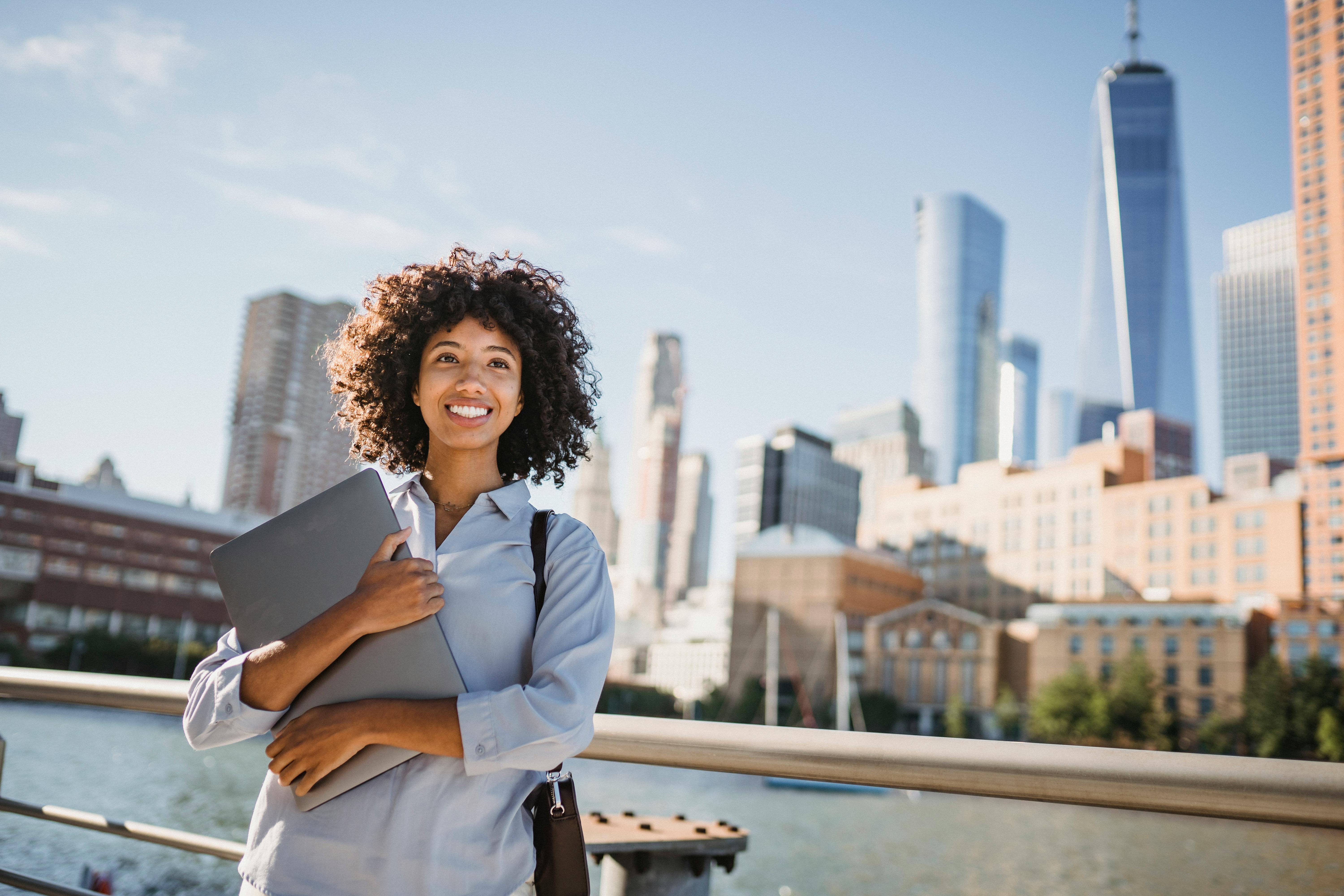 İngiltere'de modern bir ofis ortamında veya Londra şehir manzarası önünde profesyonel kıyafetlerle gülümseyen mutlu bir çift; kariyer ve iş fırsatlarını temsil ediyor.