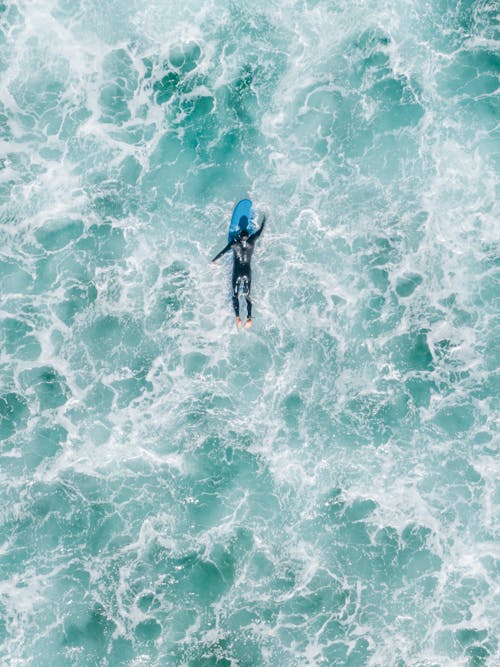 Surfista Sem Rosto Em Oceano Ondulado