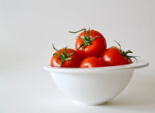 Tomates Vermelhos Na Tigela Branca