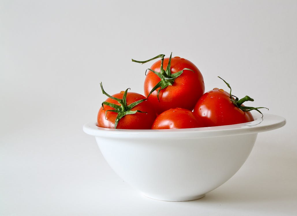免费 白碗红番茄 素材图片