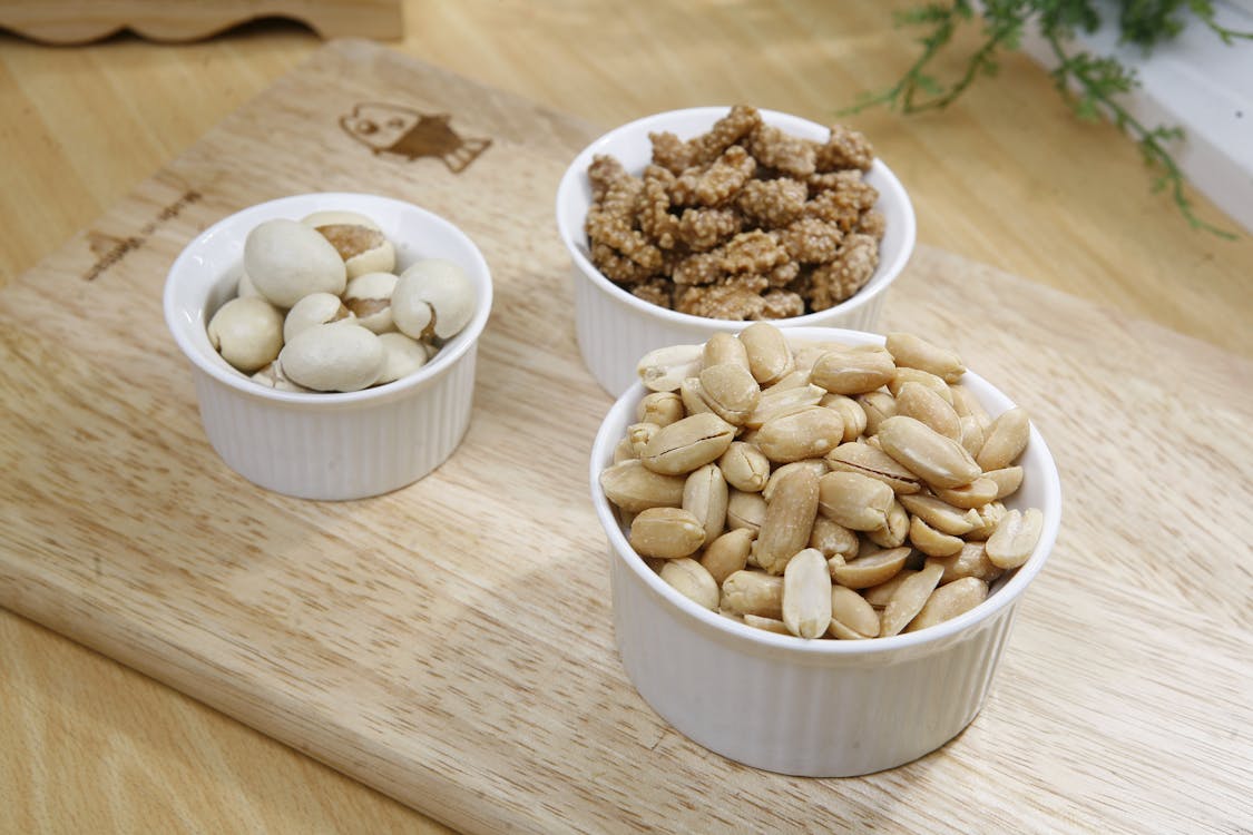 Nueces Marrones En Cuenco De Cerámica Blanca