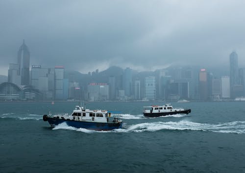 Fotos de stock gratuitas de barcos, ciudad, con niebla