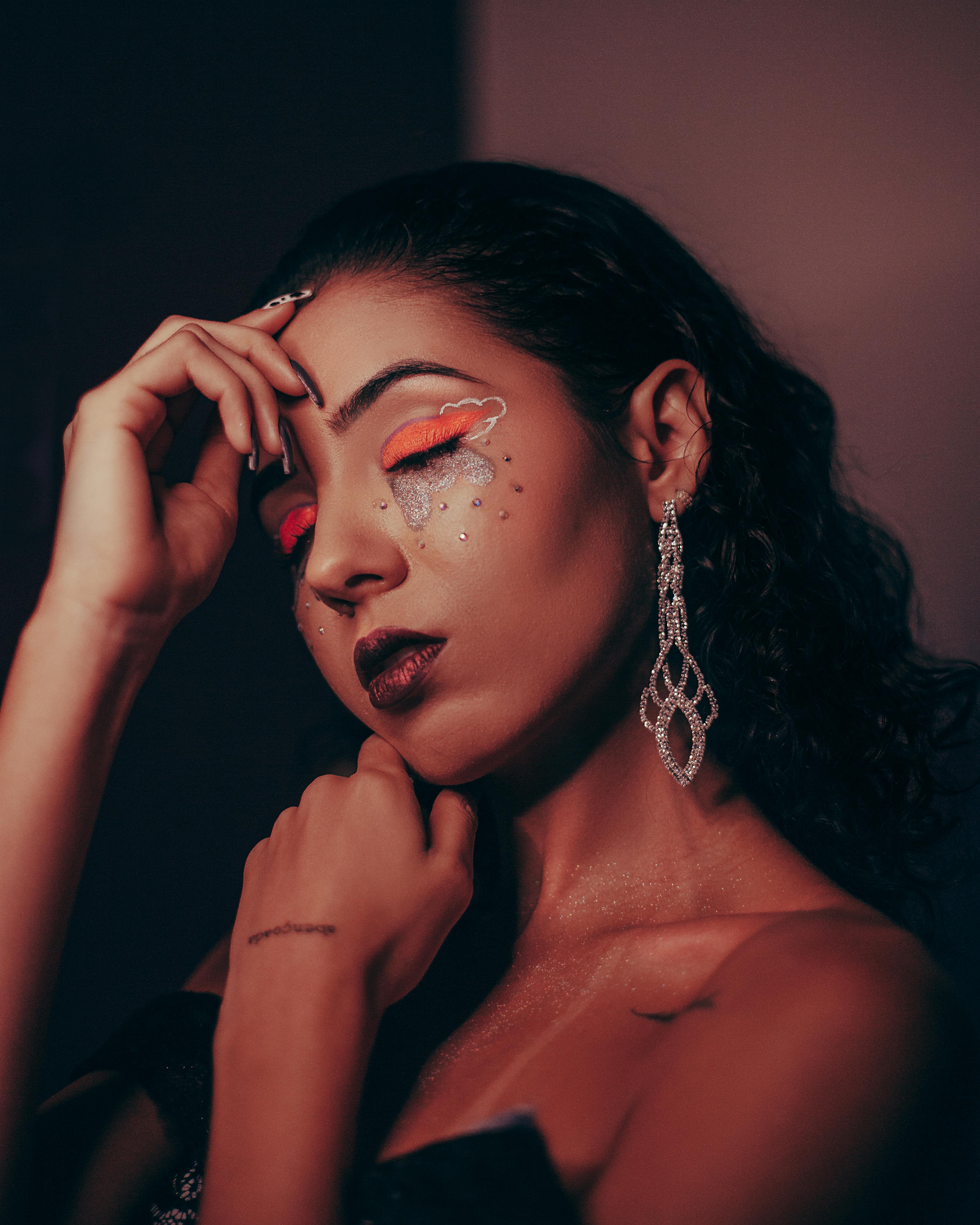 밝은 화장으로 아프리카 계 미국인 여성