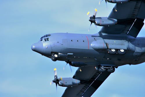 Aeroplano Grigio Airbus Sotto Il Cielo Bianco E Blu