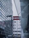 现代城市景观中，高层建筑的反光玻璃立面