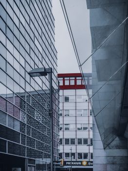 现代城市景观中，高层建筑的反光玻璃立面