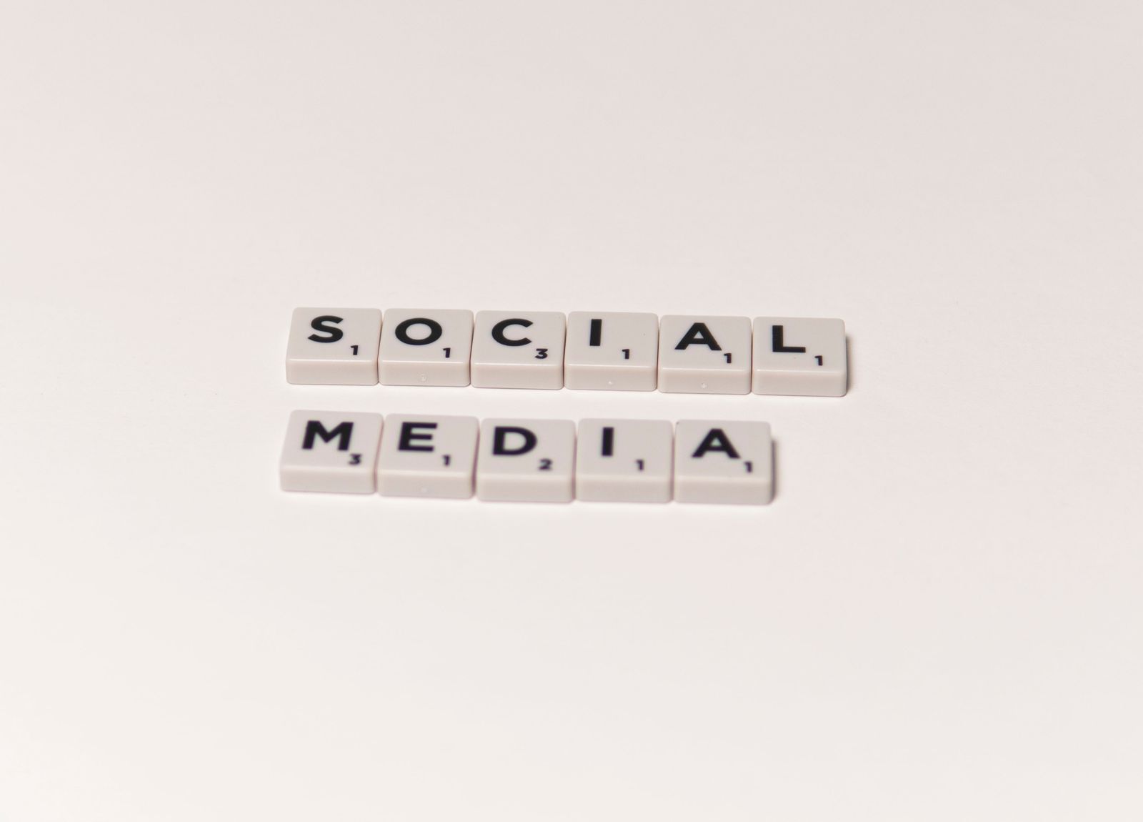 Social Media Balance - Managing Online Presence & Comparison