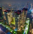 雅加达夜间摩天大楼的迷人鸟瞰图，灯火辉煌