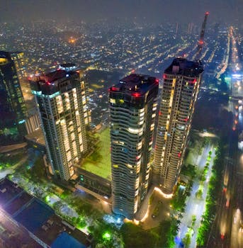 雅加达夜间摩天大楼的迷人鸟瞰图，灯火辉煌