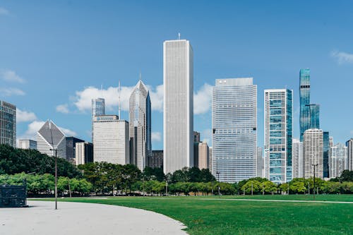 Distrito De La Ciudad Moderna Con Rascacielos Cerca De Césped Verde