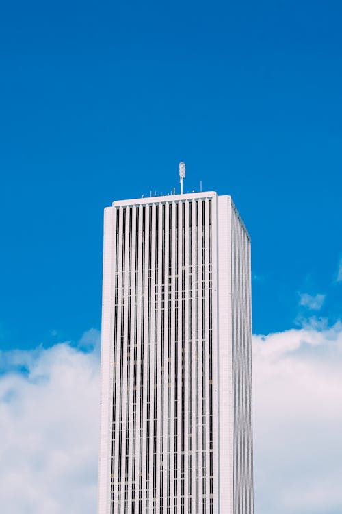 青い空を背景にした夕食の背の高い白い超高層ビル