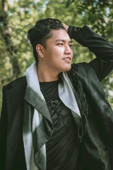 一位自信的菲律宾蒙廷卢帕男子在户外享受阳光明媚的一天