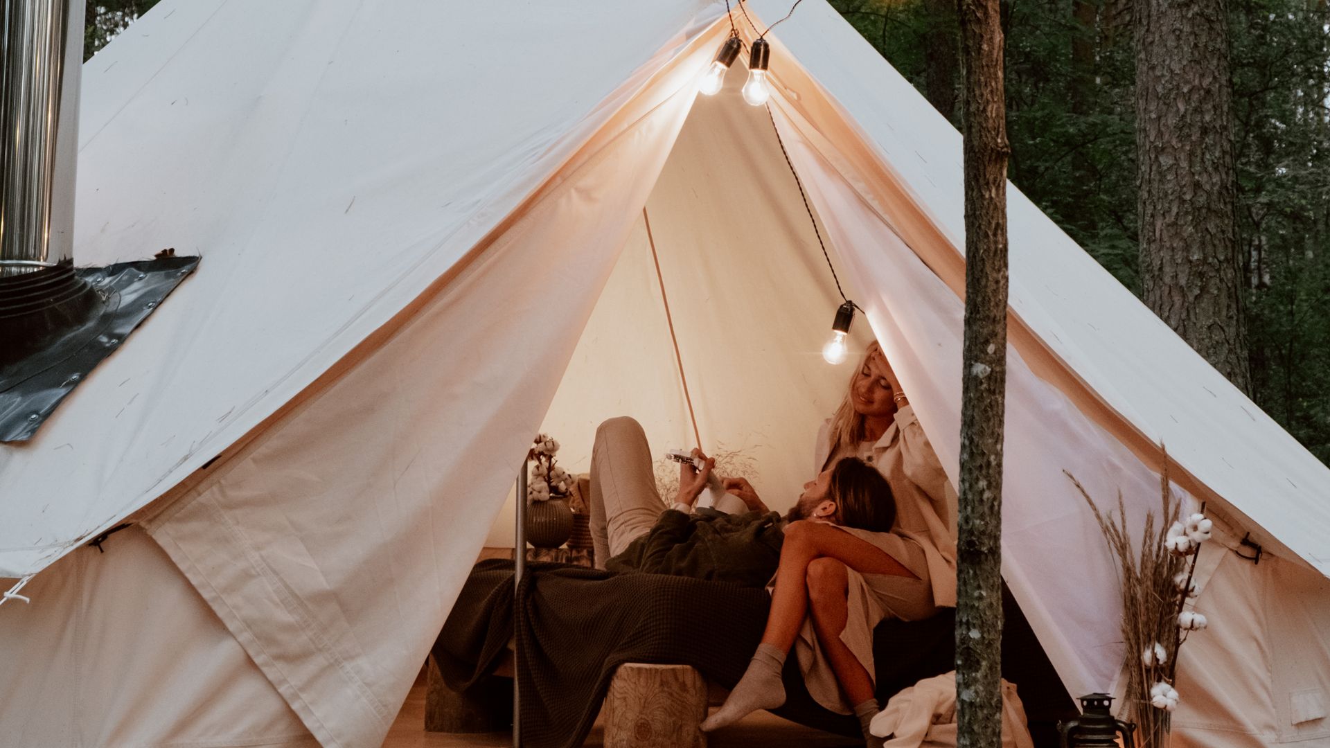 Interior tenda glamping Korea Selatan dengan fasilitas nyaman untuk pasangan