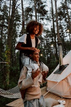 朋友们在树林里露营，享受着欢乐、幸福与团结的时刻