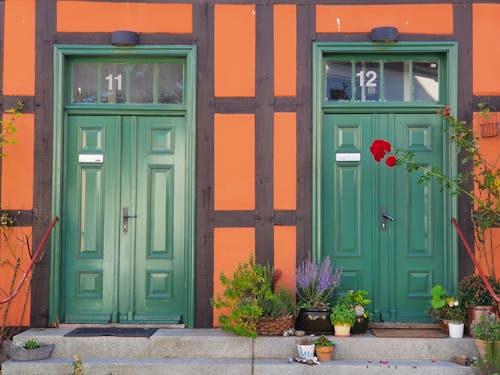 Immagine gratuita di edificio, porte di legno, vicinato