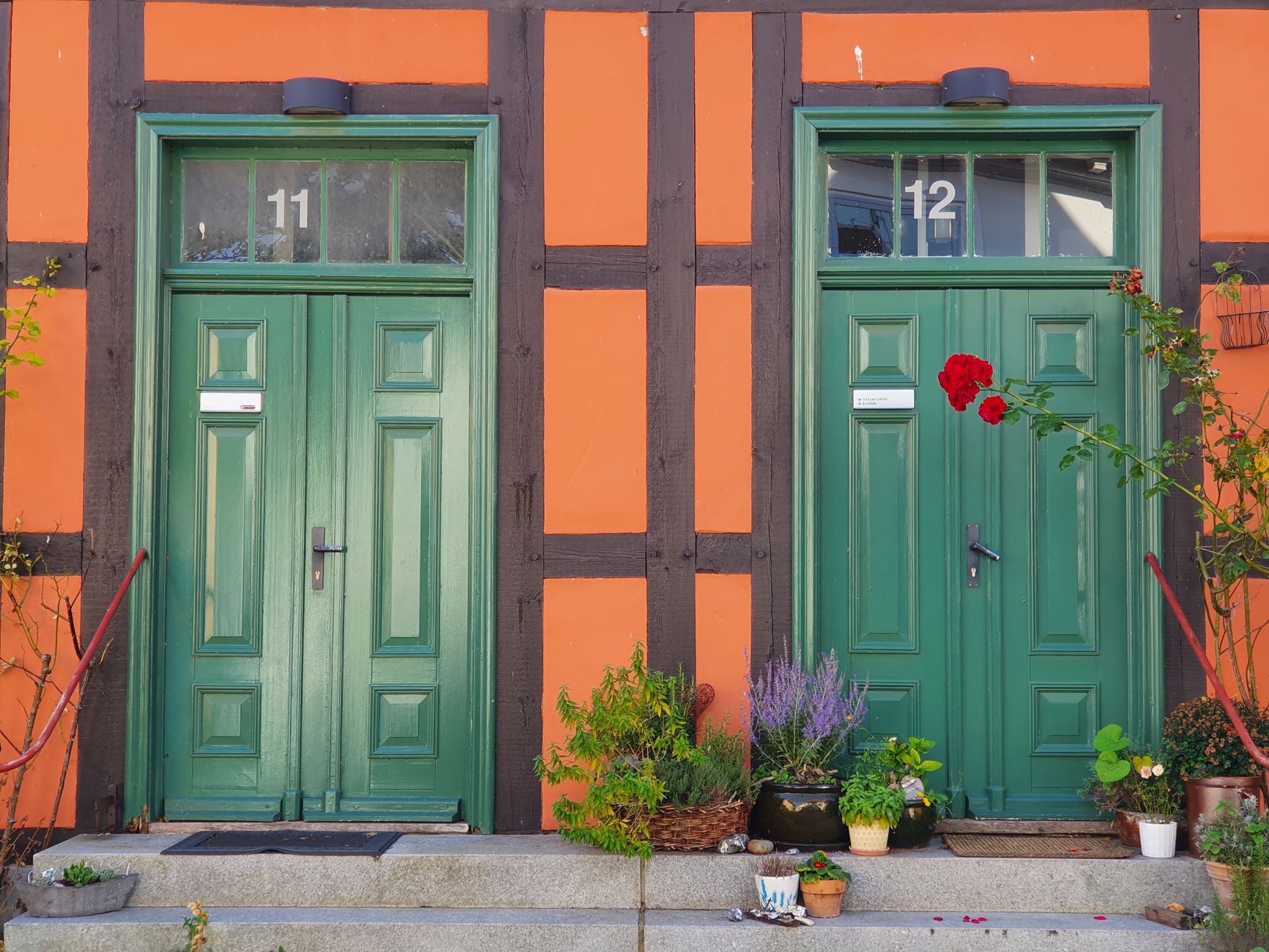 Inwoner Fryslân pakt huis in met oranje versieringen