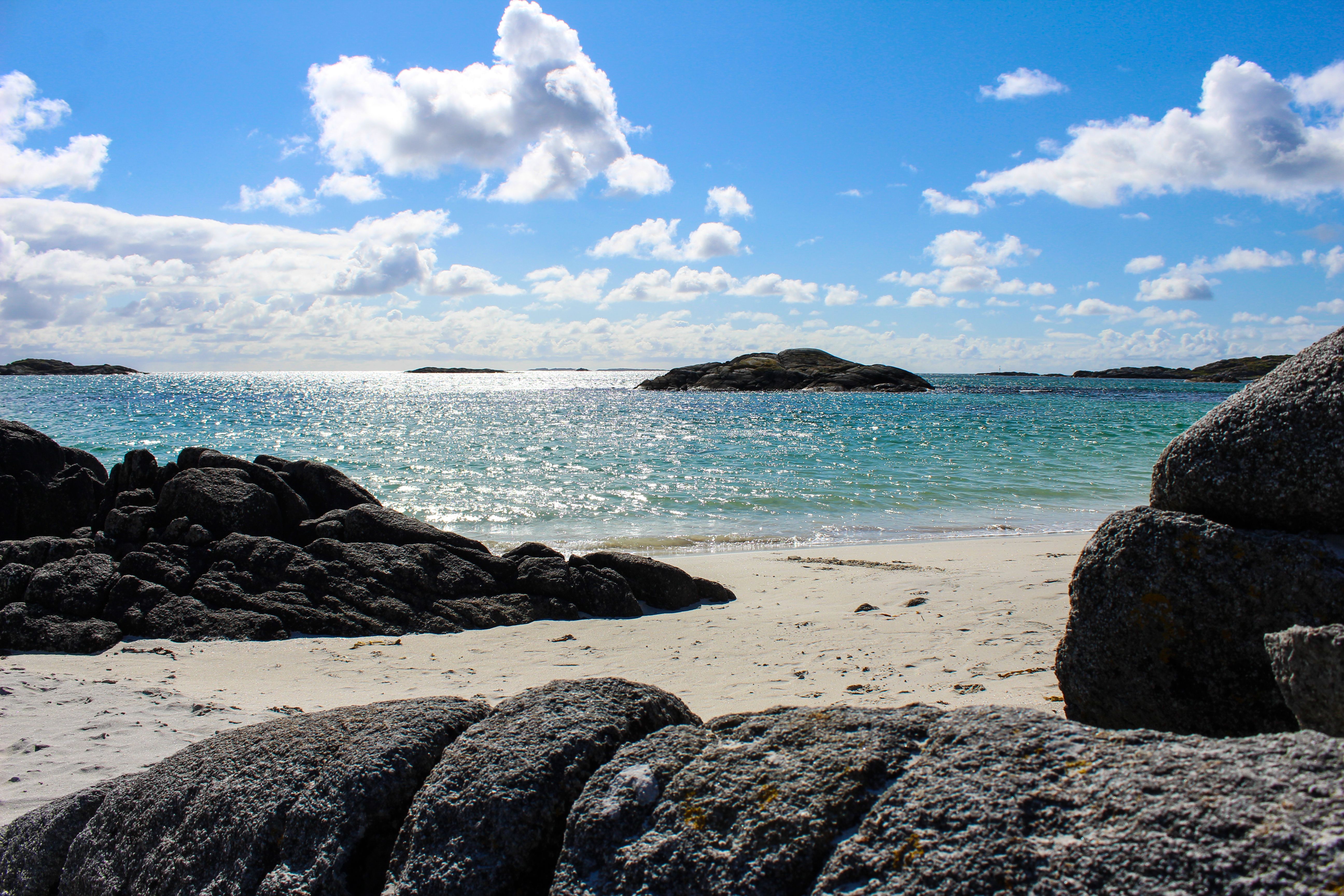 Rock Formations on the Beach · Free Stock Photo