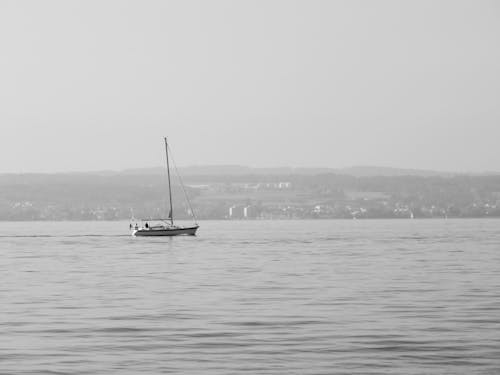 De franc Foto d'estoc gratuïta de embarcació d'aigua, escala de grisos, mar Foto d'estoc