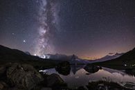 采尔马特斯特利西湖上空，令人惊叹的银河景观映照着夜空与山脉
