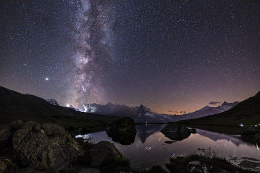 采尔马特斯特利西湖上空，令人惊叹的银河景观映照着夜空与山脉