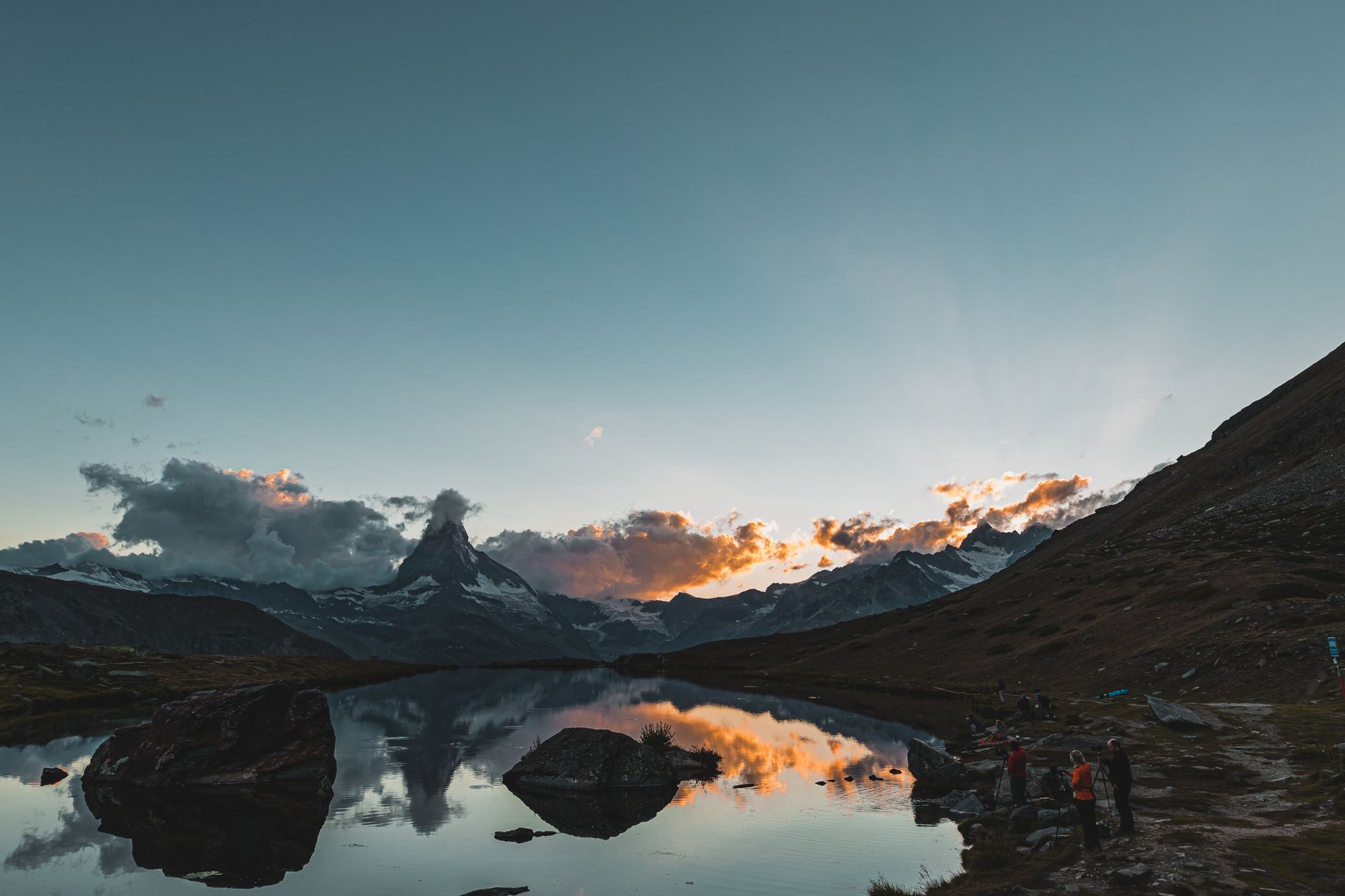 주민등록등본 발급, 더 이상 헤매지 마세요! 무인발급기 vs 인터넷 총정리 3 Stunning sunset view of Matterhorn reflecting in a serene lake, capturing Zermatt's natural beauty.
