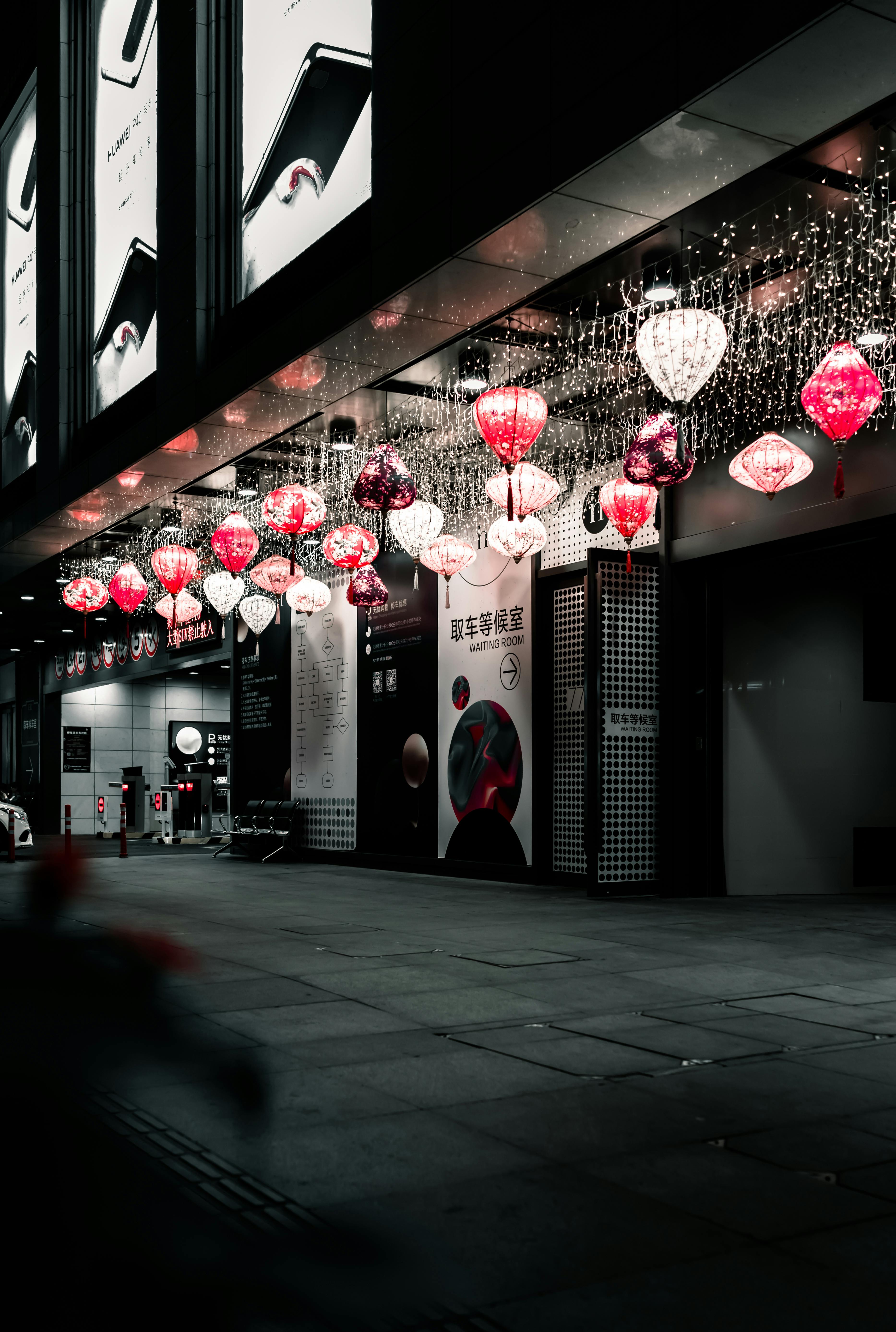 夜晚，城市街道上装饰着色彩缤纷的灯笼，洋溢着节日的气氛