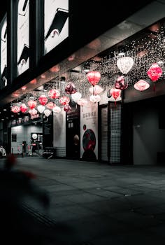 夜晚，城市街道上装饰着色彩缤纷的灯笼，洋溢着节日的气氛