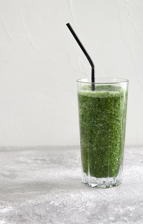 Grüne Flüssigkeit In Klarem Trinkglas