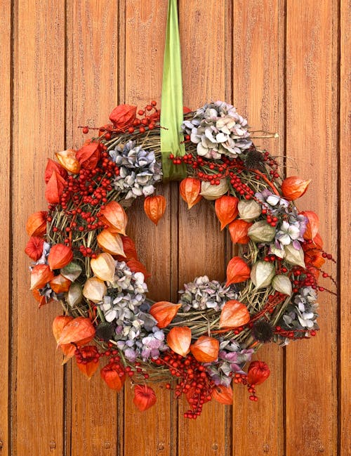 Free Close-Up Shot of a Christmas Wreath Hanged on the Door Stock Photo