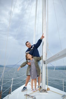 在一个阳光明媚的日子里，父亲和女儿在游艇上享受快乐的航海冒险