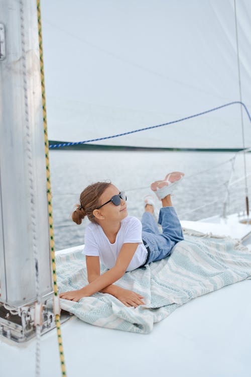 小女孩在海中的帆船上休息