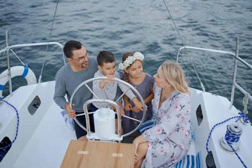 Família Feliz Em Um Iate Navegando No Mar Durante A Viagem