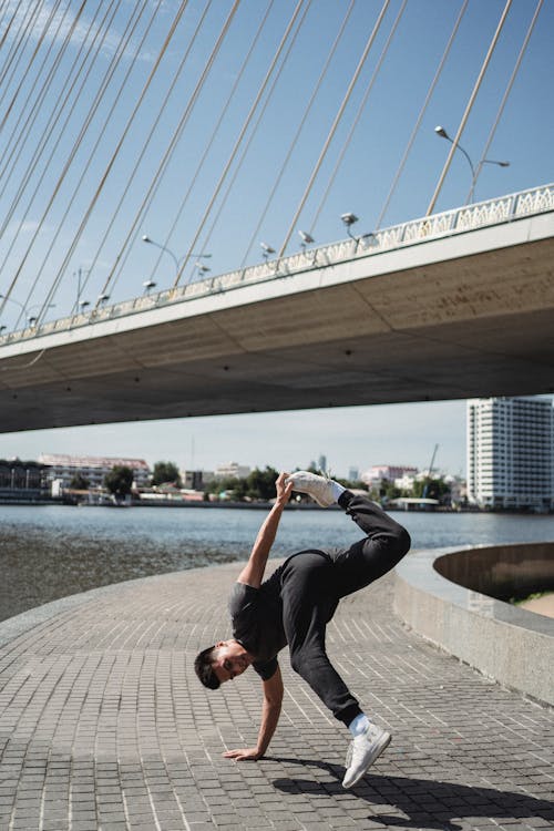 Şehir Setinde Numara Yapan Fit Dansçı