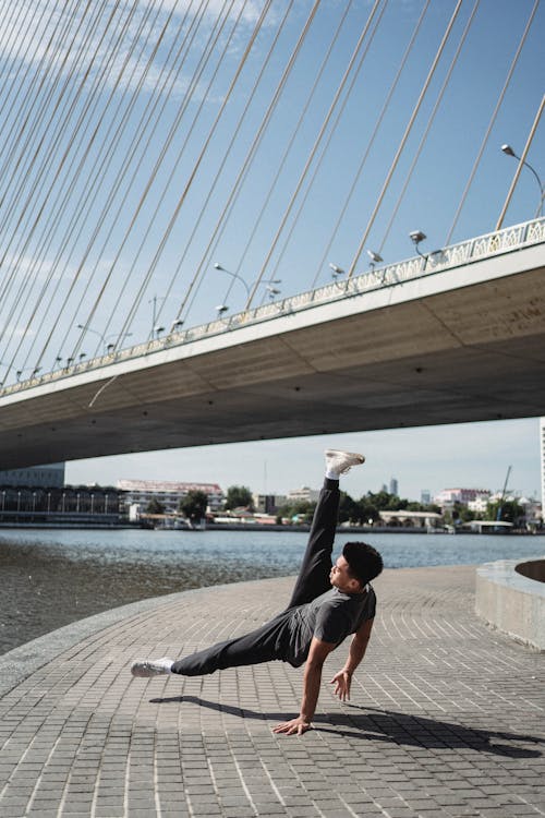 Onherkenbaar Etnische Man Breakdance Dansen Aan De Kade