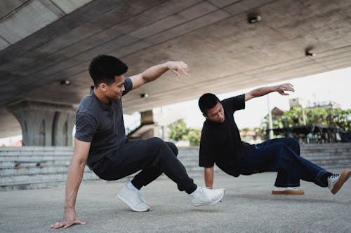 Enérgicos Hombres Asiáticos Realizando Breakdance Bajo Una Autopista Elevada