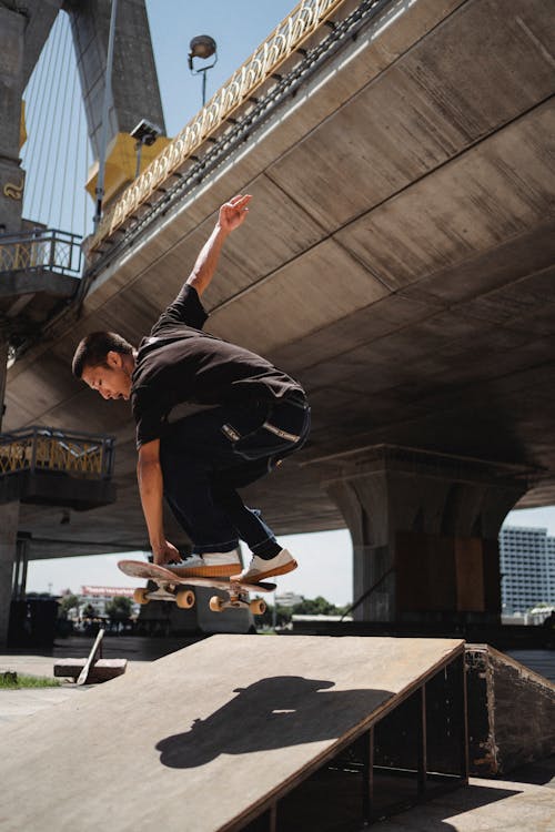 Skater Asia Yang Terampil Melakukan Trik Di Atas Skateboard