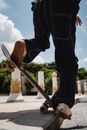 运动员在城市练习时，在滑板上保持平衡的背影让农作物面目全非