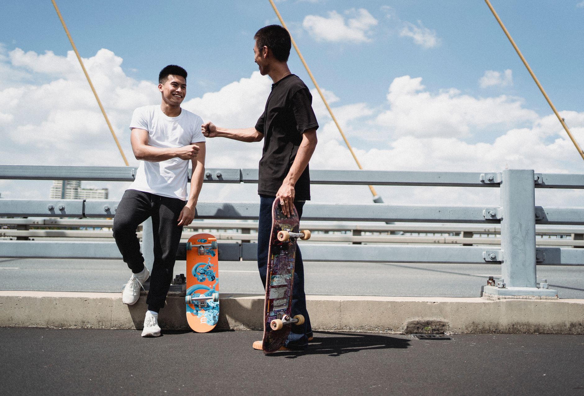 Hai ván trượt đặt cạnh nhau, một deck độc lập cũ và một mẫu mới có thông số rõ ràng
