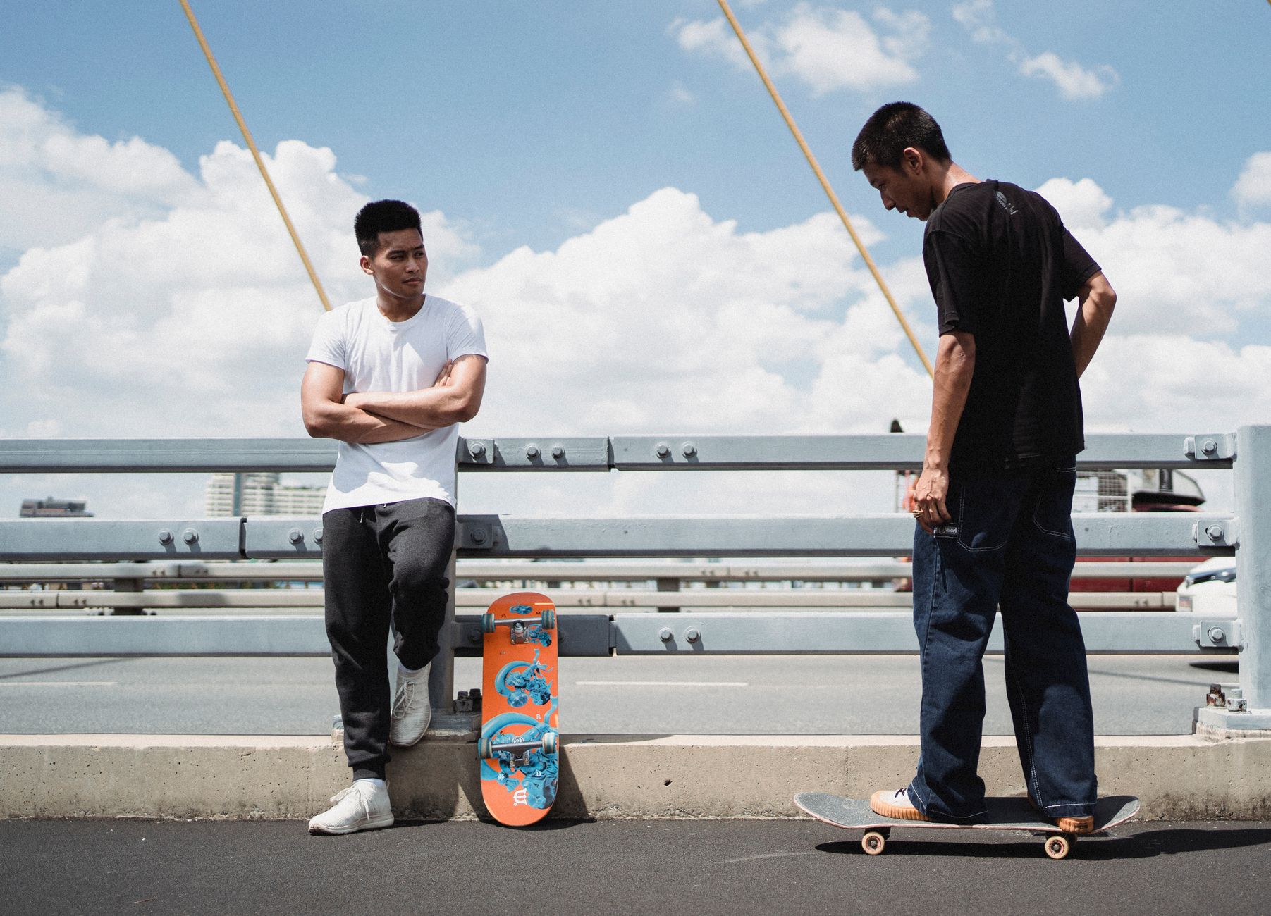 ป้ายชื่อ Cockfight Skateboards บนกำแพงสเก็ตพาร์กฮิวสตันยามเย็น ท่ามกลางพื้นคอนกรีตเก่าและแสงสีส้ม