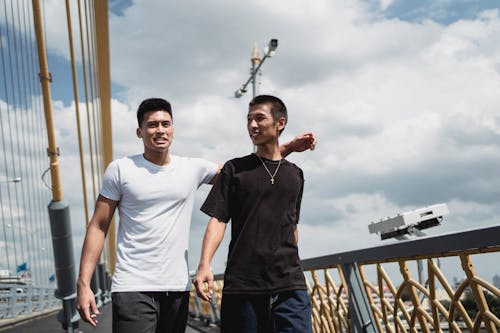 Yaz Aylarında Kentsel Köprüde Etkileşim Kuran Asyalı Arkadaşlar