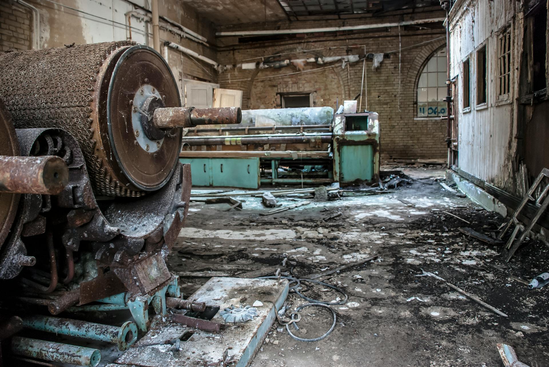 Explore a haunting abandoned factory featuring rusted machinery and decaying interiors.