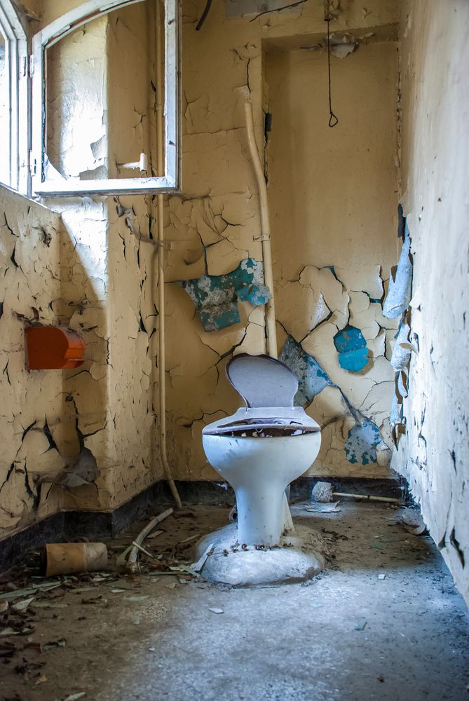 Broken Toilet Photos, Download The BEST Free Broken Toilet Stock Photos ...