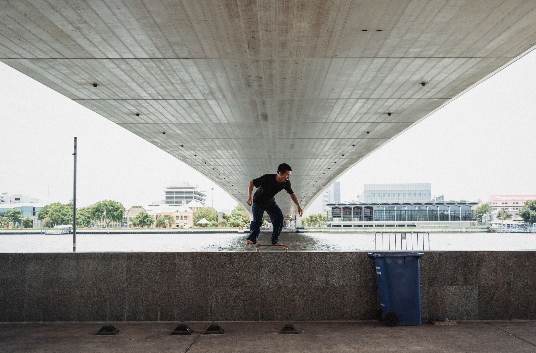 วินเทจสเก็ตบอร์ดของ Cockfight Skateboards วางบนพื้นคอนกรีตฮูสตัน แสงเย็นสร้างบรรยากาศดิบแบบพังก์
