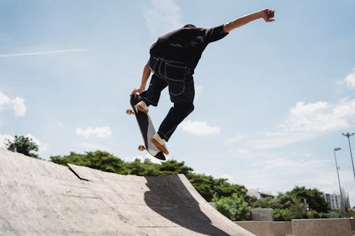Man Springen Met Skateboard Op Oprit