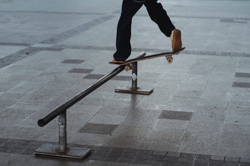 男子展示特技与金属栏杆上的滑板