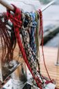 特写镜头捕捉了绑在水边楔子上、充满活力的湿绳索，展现了航海细节