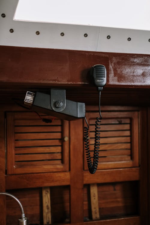 Gratis Telepon Hitam Dipasang Di Dinding Putih Foto Stok