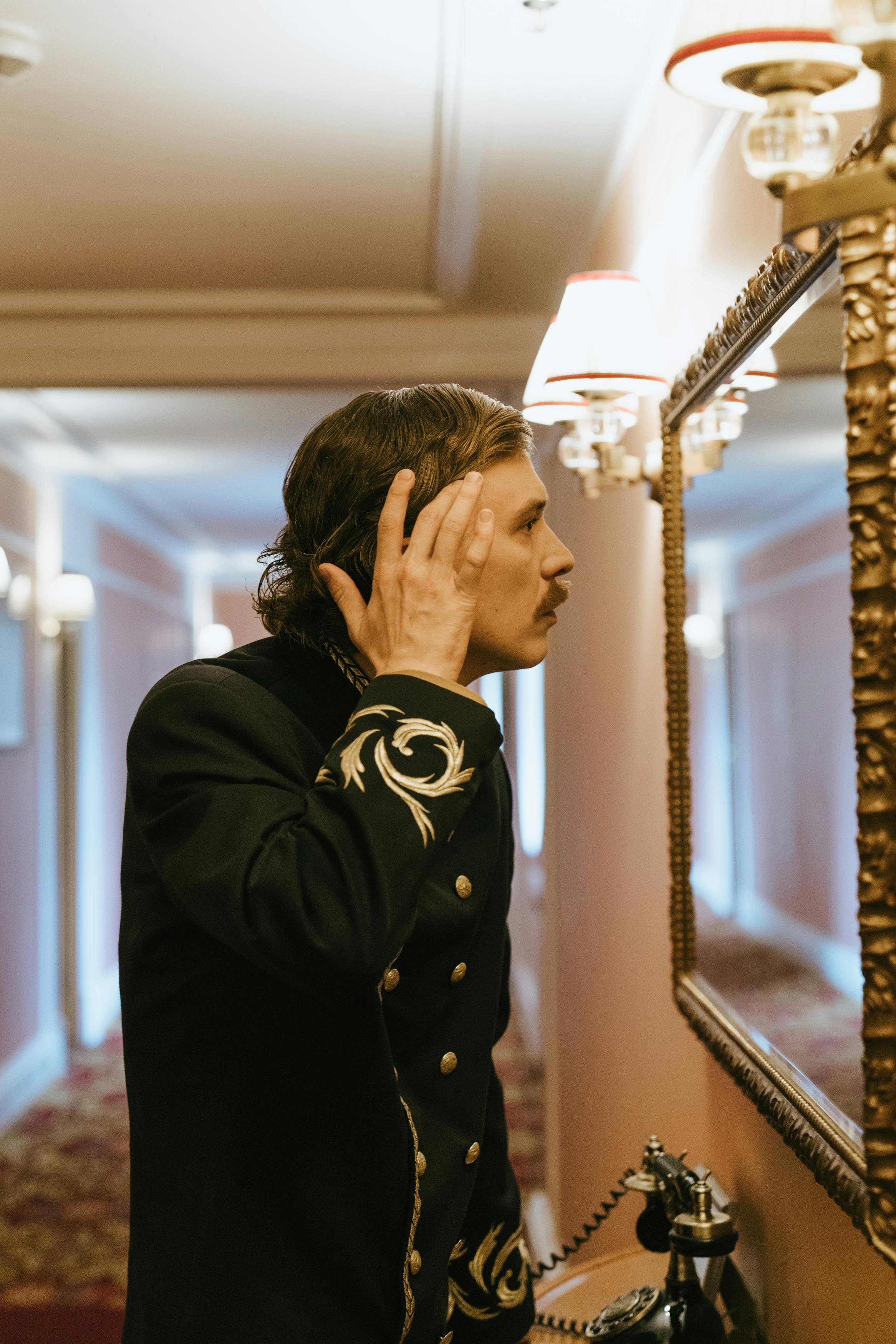 Bărbat rănit după ce a fost lovit de tramvai, transportat la spital